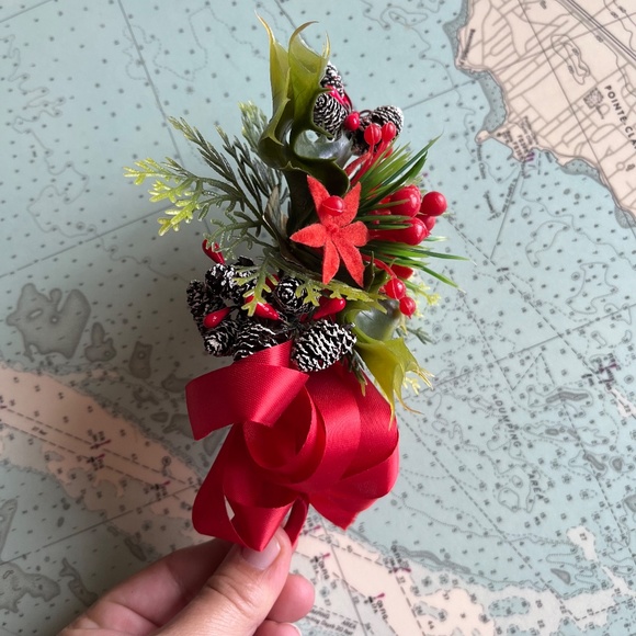Vintage Plastic Holly Christmas Corsage / Boutonniere - Picture 2 of 5